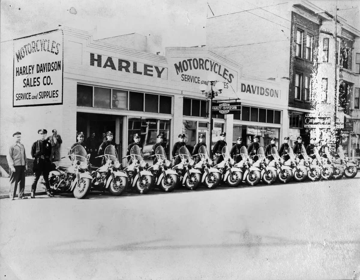 ハーレーダビッドソンのディーラーの前に並ぶシアトル市警のバイク（1940年）